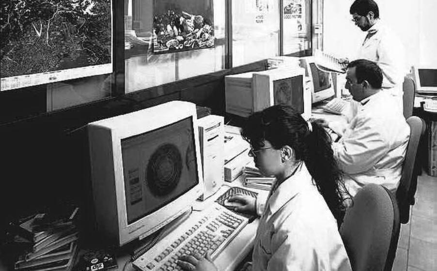 tecnici informatici dell epoca (archivio l unione sarda)
