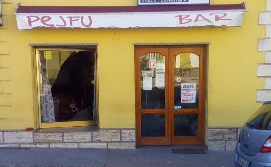 il bar preso di mira dai ladri (foto a busia)
