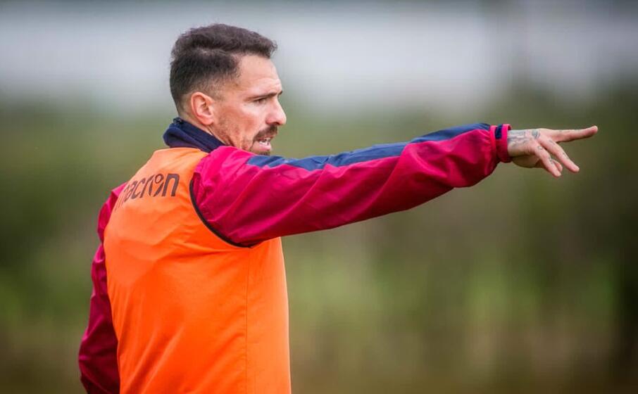il difensore del cagliari fabrizio cacciatore (foto twitter club)