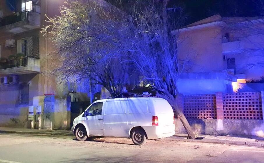 il furgone danneggiato in via piemonte a oristano (foto elia sanna)