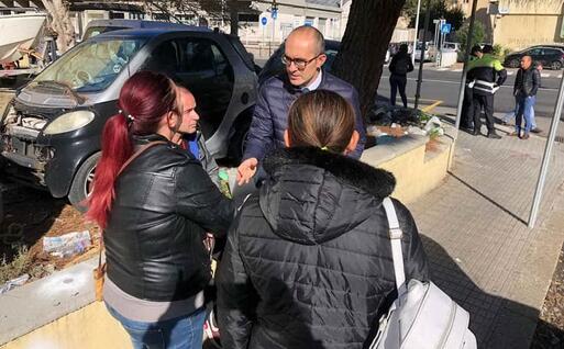 Il sindaco incontra alcuni abitanti (foto dal profilo Facebook del sindaco)