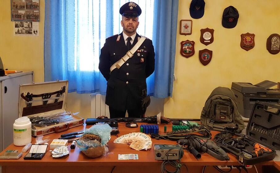 la droga e la refurtiva sequestrata (foto carabinieri di oristano)