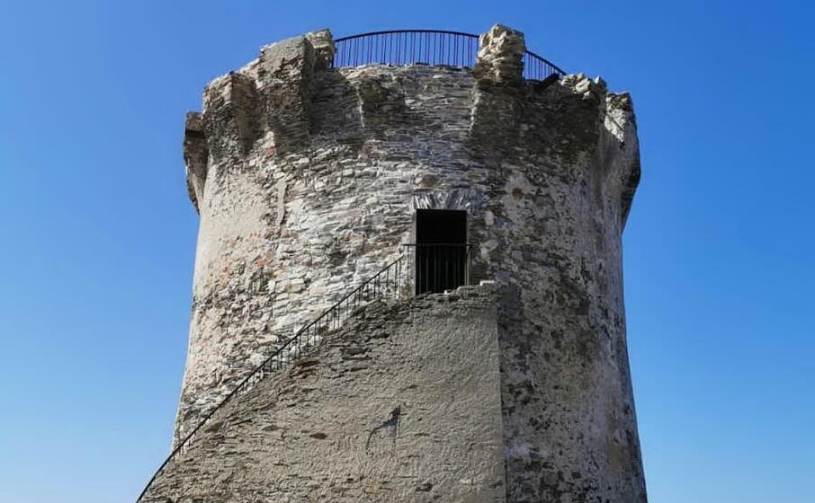 la torre aragonese (foto l unione sarda pala)