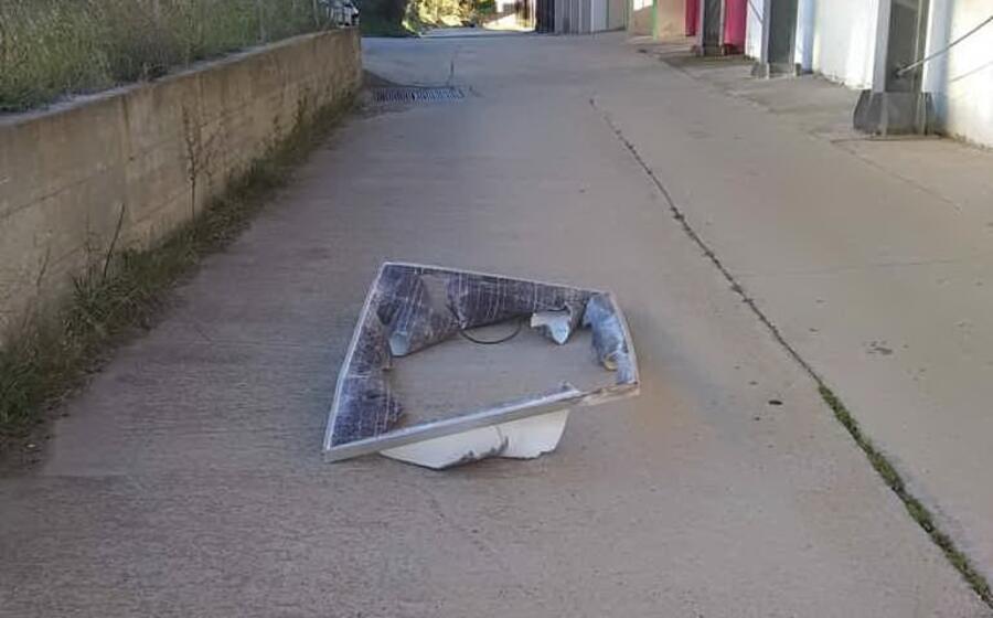un cartello pubblicitario spazzato via dal vento (foto giovanna falchetto)