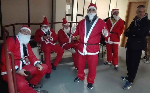 Babbi Natale in aula (foto Giorga Daga)