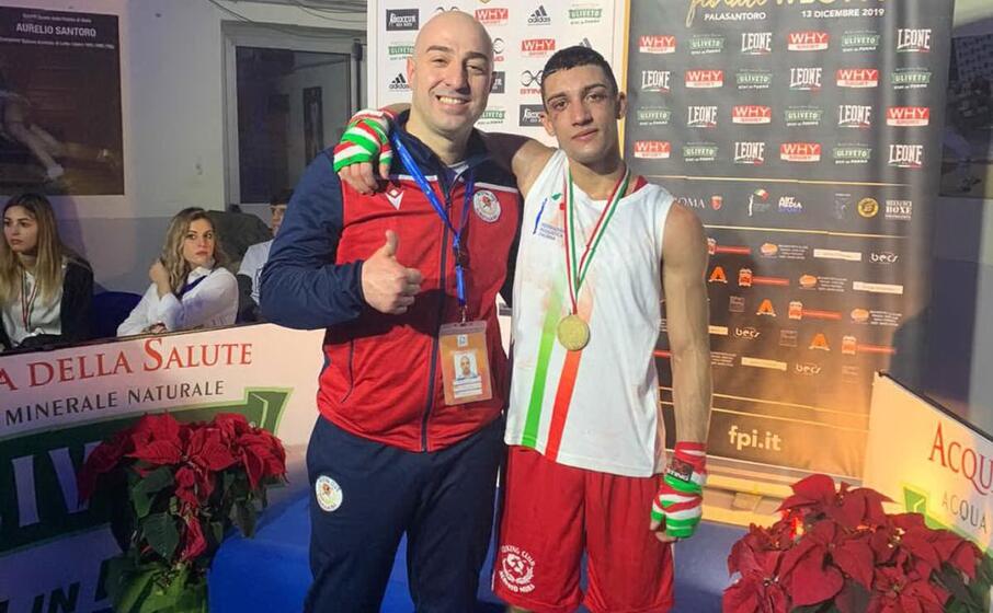 daniele oggiano a destra posa col suo allenatore gianni mura dopo la conquista del tricolore (foto concessa)