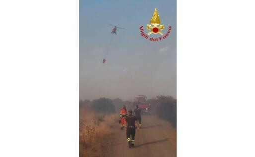 I pompieri in azione (foto Vigili del fuoco)