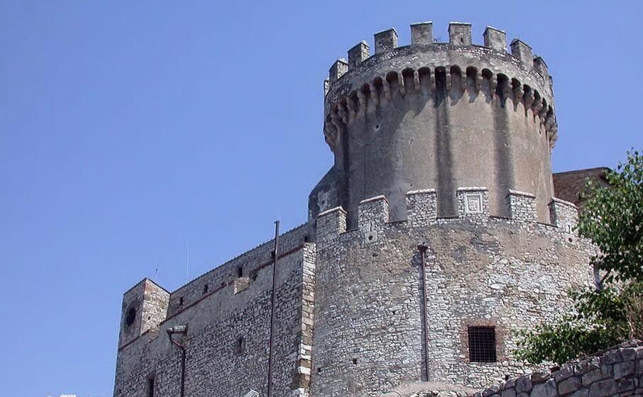 il castello di nerola (wikipedia)