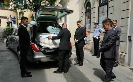 L'arrivo del feretro (Ansa)