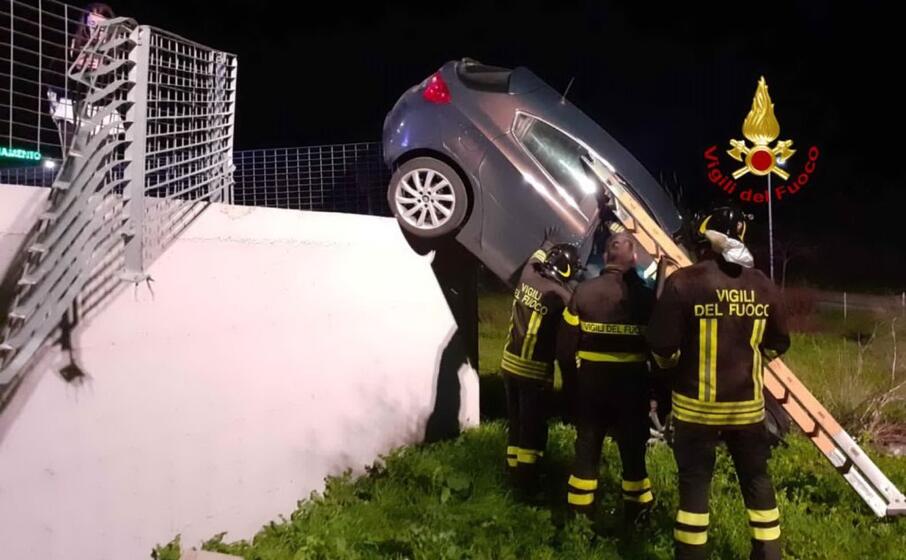 l auto coinvolta nell incidente (foto vigili del fuoco di cagliari)