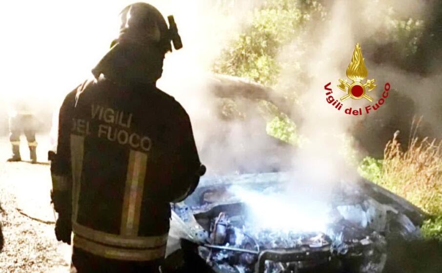 l auto in fiamme (foto vigili del fuoco di cagliari)