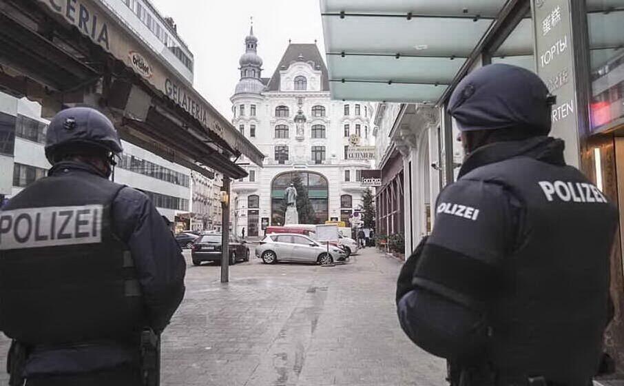 la polizia austriaca (archivio l unione sarda)
