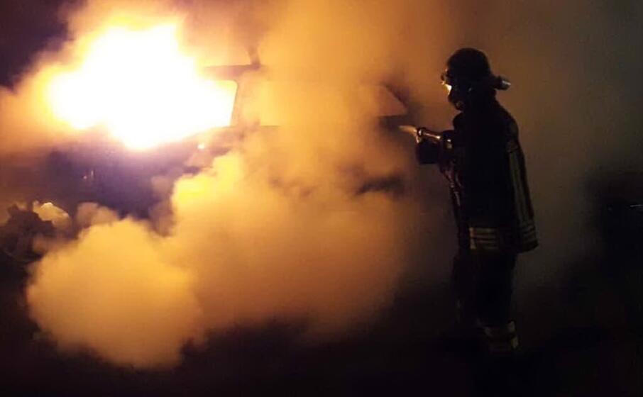 le operazioni di spegnimento dell incendio (foto vigili del fuoco di nuoro)