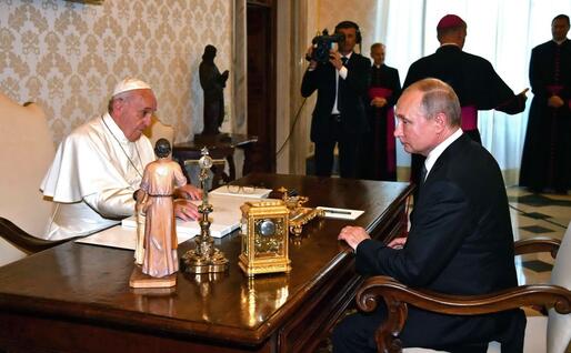 Vladimir Putin e Papa Francesco (Ansa)