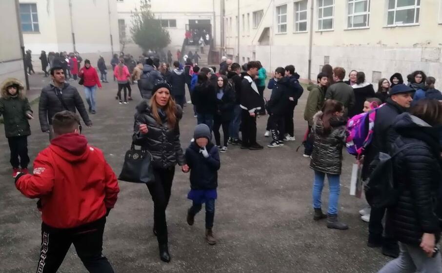 bambini e genitori in strada dopo la scossa di terremoto (ansa)