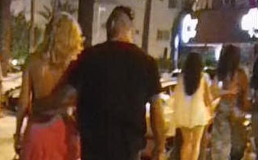 Diletta Leotta e il pugile milanese per le vie di Ibiza (foto Spy)