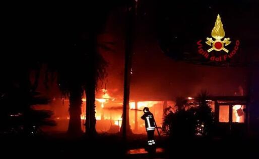 L'incendio (foto Vdf)