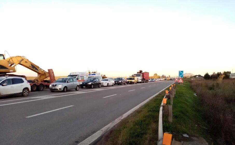 le auto in coda (foto ignazio pillosu)