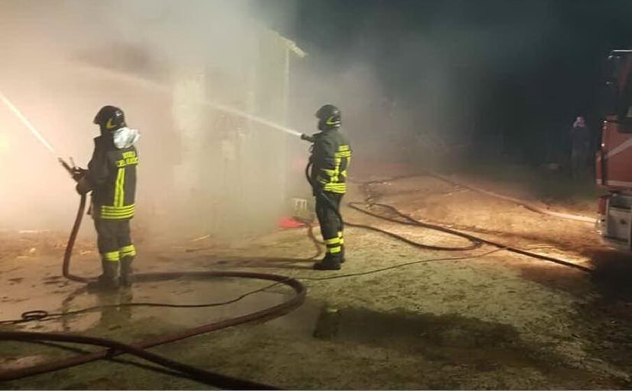 le operazioni di spegnimento (foto vigili del fuoco)