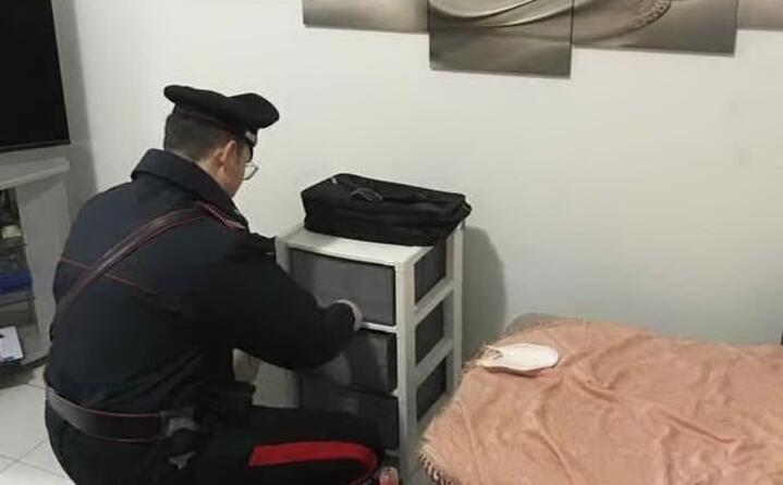 un momento del blitz (foto carabinieri)