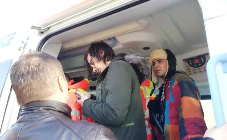 i primi soccorsi ai marinai sul posto la sulcis emergenze