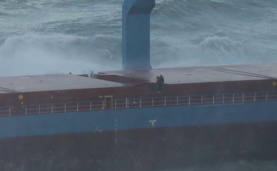 un marinaio mentre viene imbragato