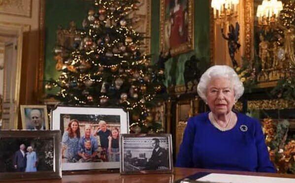 Gli Auguri Di Natale Della Regina Elisabetta Che Cancella Harry