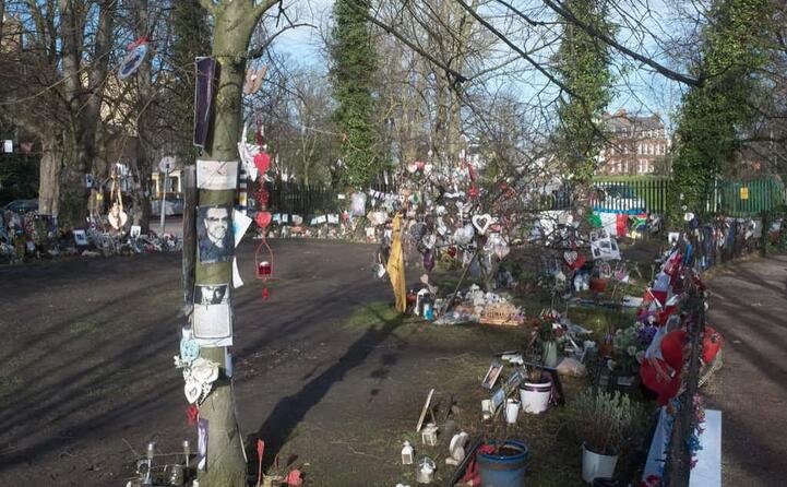 un giardino in suo ricordo di fronte a quella che era la sua abitazione