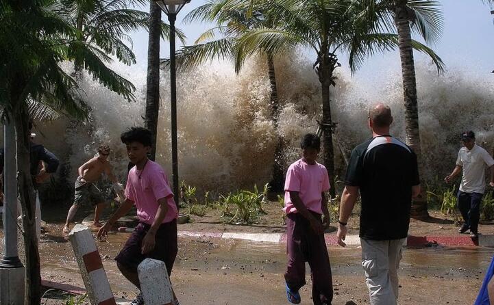 un terremoto di magnitudo 9 1 scatena uno tsunami di proporzioni devastanti