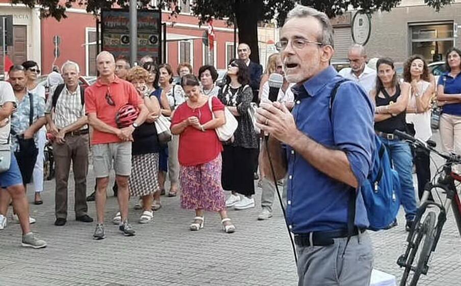 il maestro andrea scano durante la manifestazione in suo sostegno organizzata dai cobas lo scorso settembre a cagliari