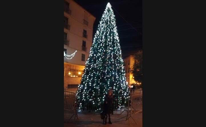 buon natale da giulia davanti all albero di natale di sanluri