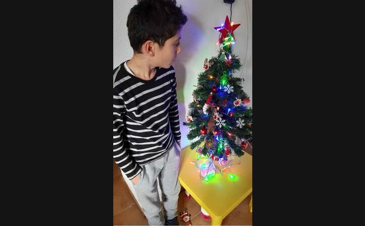 emanuele da gesico vicino al suo albero di natale buone feste anche da lui