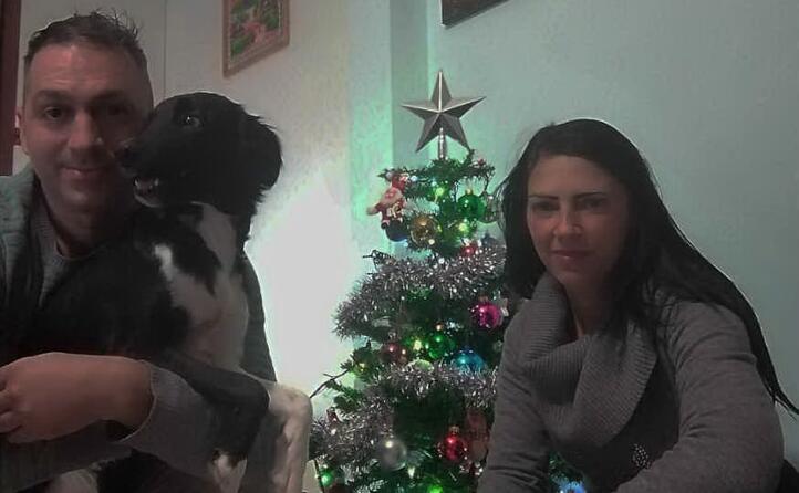 fabio radja e veronica da cagliari in posa davanti al loro albero di natale