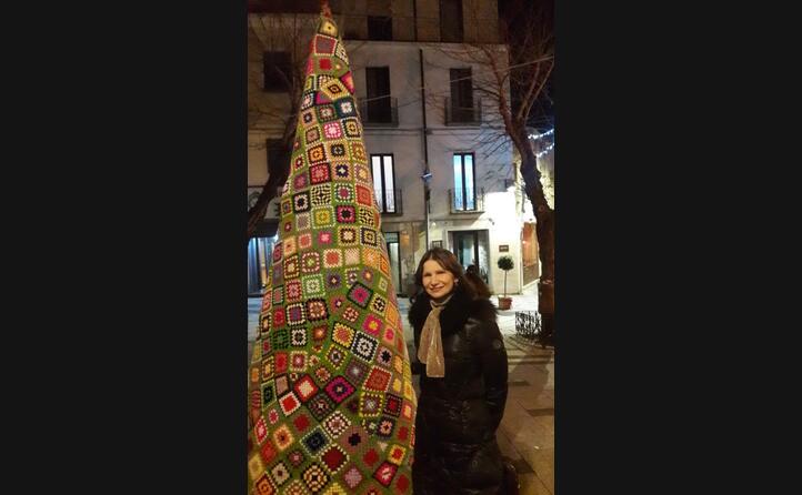 giusy di salvatore da nuoro davanti all albero di natale fatto all uncinetto