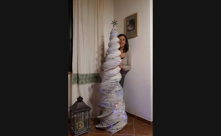 il bellissimo albero di natale di maria vittoria pasci da guspini realizzato con le copie del nostro giornale