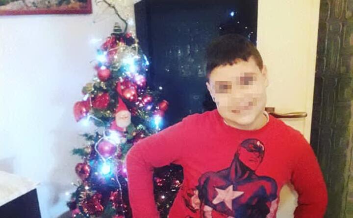 il piccolo alex di 8 anni davanti all alberello di natale