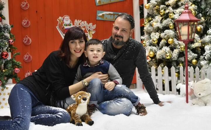 il piccolo riccardo insieme a mamma roberta e pap mauro