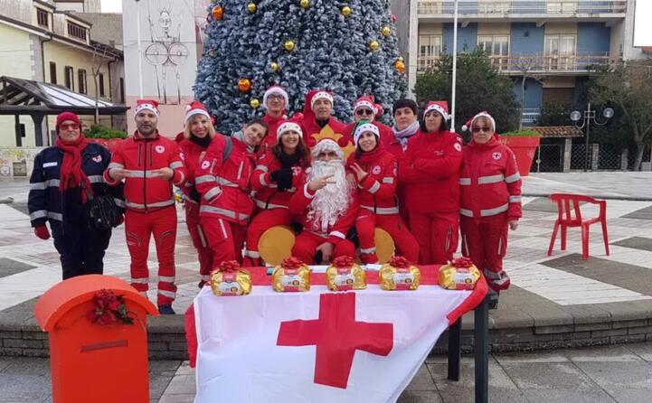 il super selfie del gruppo della croce rossa di macomer insieme a babbo natale foto inviata da pietro sechi