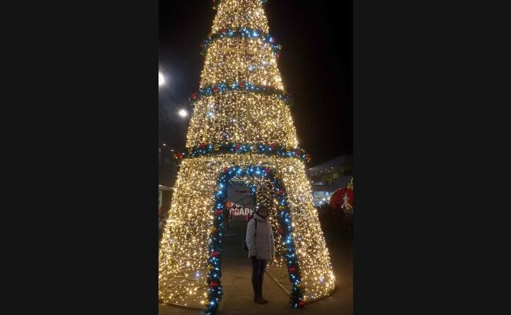 in posa davanti all albero di natale del centro commerciale di moncalieri foto inviata da gianni sardo emigrato in piemonte