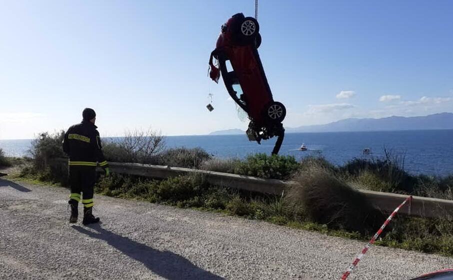 l auto precipitata poco prima del ristorante lo scoglio