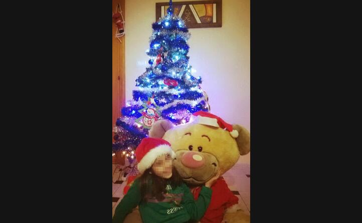 la piccola alice insieme al suo dolce teddy davanti all albero di natale