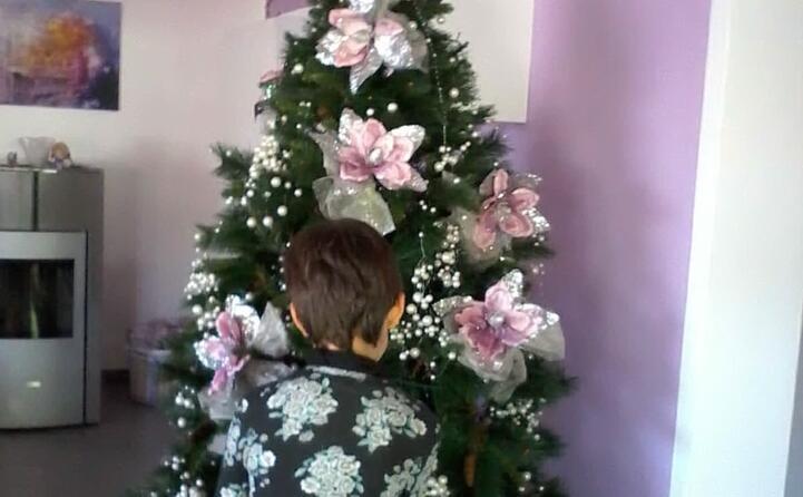 la piccola laura davanti all albero di natale foto inviata da graziella serreli da uras