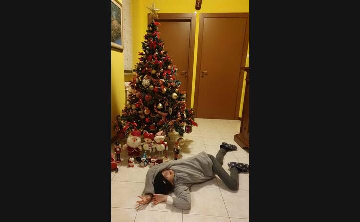 la piccola sara al termine di un estenuante giornata dedicata agli addobbi