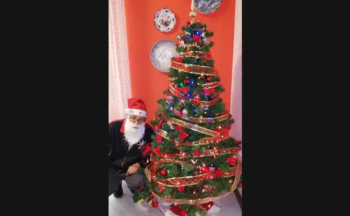 marco usai in versione babbo natale nella sua casa di selargius