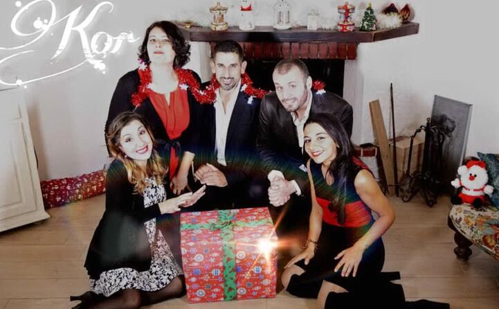 nella foto di antonio crisponi gli auguri di natale di alice madeddu barbara crisponi caterina d angelo manuel cossu e alessandro porcu