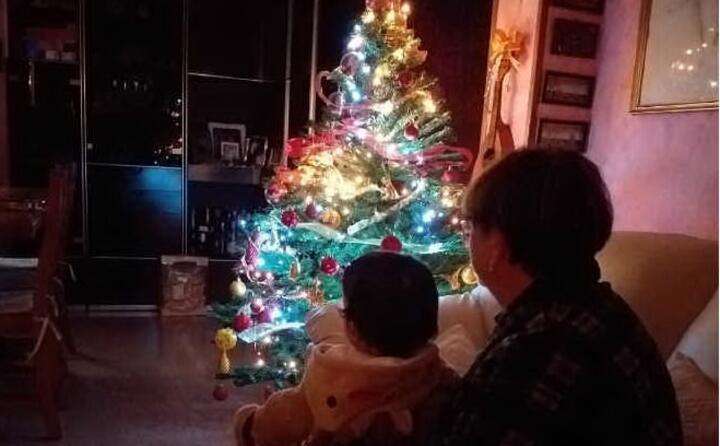 nonna gra con la piccola beatrice e tutta l emozione per il loro primo natale insieme foto inviata da graziella pinna da cagliari