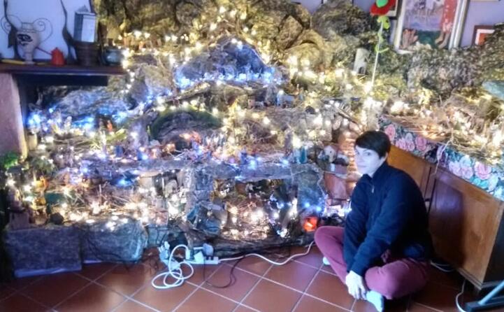 sara da sassari con il suo maxi presepe