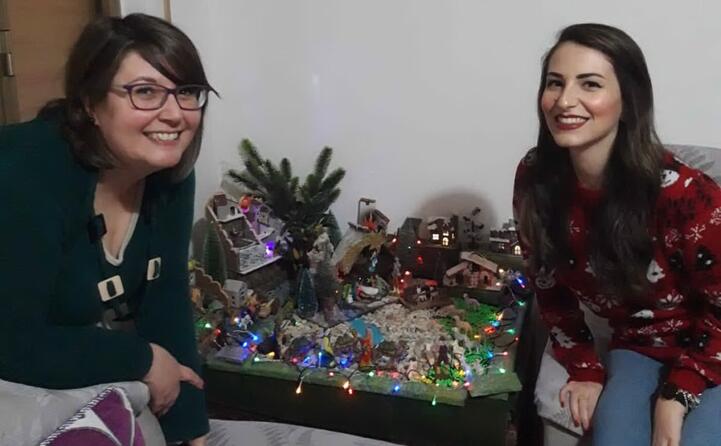 siamanna paola e alessandra con il presepe realizzato da zia angie