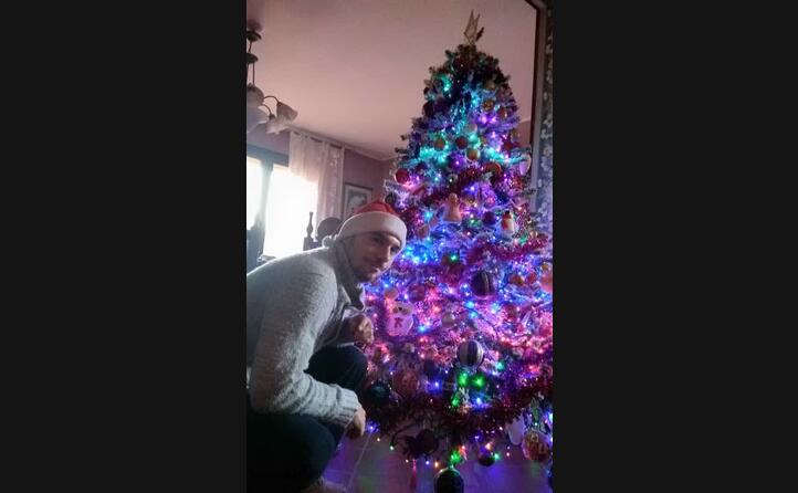 simone da sassari in posa davanti all albero illuminato