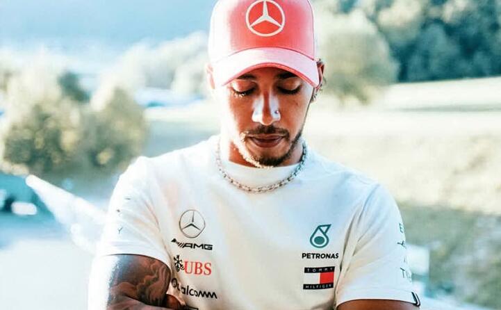 (foto archivio l unione sarda e profilo ufficiale hamilton)